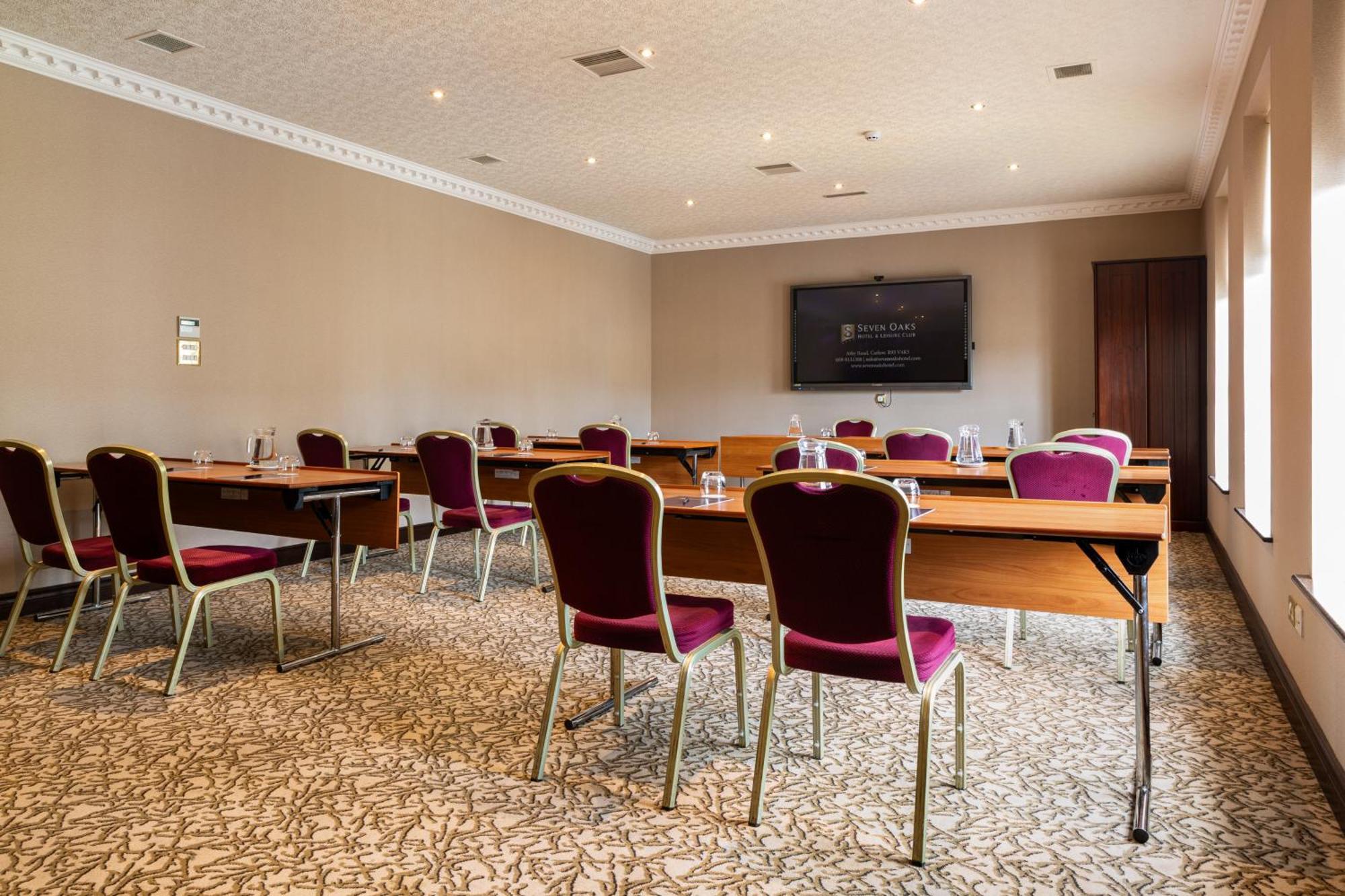 Seven Oaks Hotel Карлоу Екстериор снимка