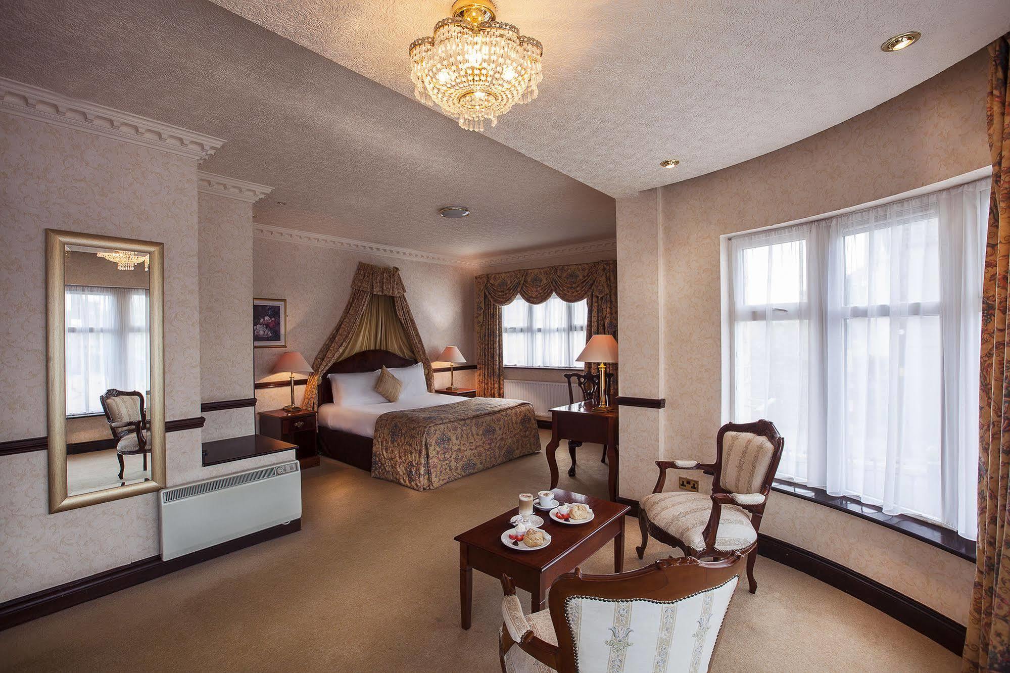 Seven Oaks Hotel Карлоу Екстериор снимка